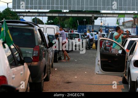 itaparica, bahia, brasilien - 24. juni 2014: Fahrzeuge standen Schlange, um das Fährschiffsystem auf der Insel Itaparica zu erreichen und nach Salvador zu fahren. Stockfoto