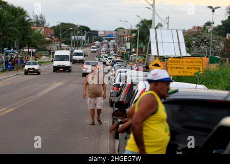 itaparica, bahia, brasilien - 24. juni 2014: Fahrzeuge standen Schlange, um das Fährschiffsystem auf der Insel Itaparica zu erreichen und nach Salvador zu fahren. Stockfoto