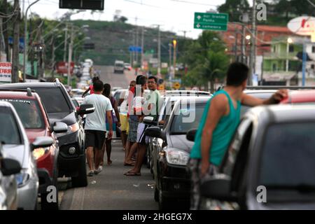 itaparica, bahia, brasilien - 24. juni 2014: Fahrzeuge standen Schlange, um das Fährschiffsystem auf der Insel Itaparica zu erreichen und nach Salvador zu fahren. Stockfoto