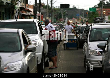 itaparica, bahia, brasilien - 24. juni 2014: Fahrzeuge standen Schlange, um das Fährschiffsystem auf der Insel Itaparica zu erreichen und nach Salvador zu fahren. Stockfoto