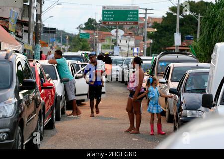 itaparica, bahia, brasilien - 24. juni 2014: Fahrzeuge standen Schlange, um das Fährschiffsystem auf der Insel Itaparica zu erreichen und nach Salvador zu fahren. Stockfoto