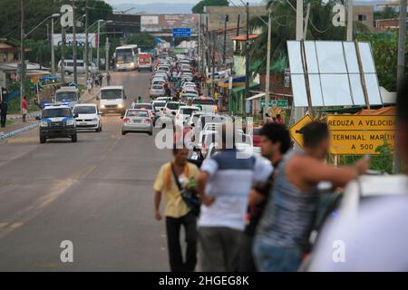 itaparica, bahia, brasilien - 24. juni 2014: Fahrzeuge standen Schlange, um das Fährschiffsystem auf der Insel Itaparica zu erreichen und nach Salvador zu fahren. Stockfoto