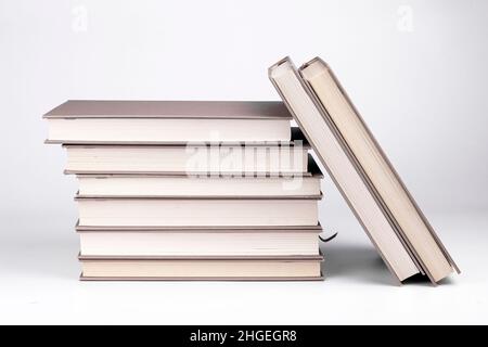 Stapel von Büchern auf weißem Hintergrund. Studium, Bildung und Back-to-School-Konzept. Stockfoto