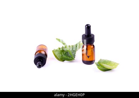 Aloe Vera ätherisches Öl-Extrakt mit Aloe Vera Blatt und isoliert auf weißem Hintergrund geschnitten. Hautpflege-, Beauty- und Spa-Konzept. Stockfoto