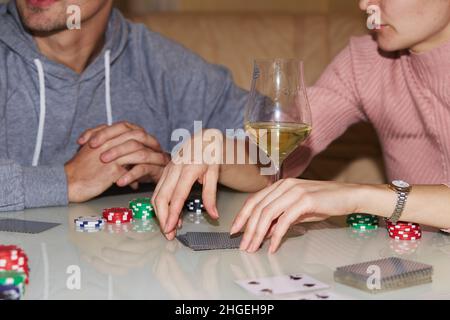 Spieler im Pokerspiel, Würfel, Karten und Glas Champagner und Whiskey. Ehrliche Momente. Poker Hintergrund Lifestyle Fotografie. Genießen Sie den Moment, digitale Entgiftung mit Freunden Stockfoto