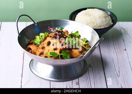 Chinesisches Essen Reis und Mala sortierte Gemüse und Schorle in einer Schüssel auf dem Tisch Stockfoto