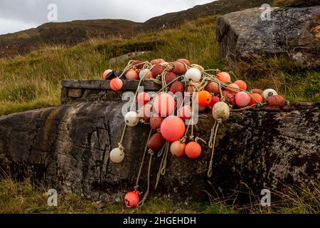 Seile und Bojen zum Angeln auf Felsen am Hang Stockfoto