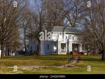 Johnson City, Tennessee, USA - 24. Dezember 2021: Eines der Häuser auf dem Grundstück der Veterans Affair. Stockfoto