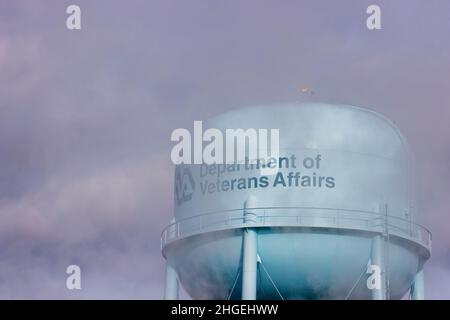 Johnson City, Tennessee, USA - 24. Dezember 2021: Wasserturm auf dem Veterans Affairs Grundstück Stockfoto