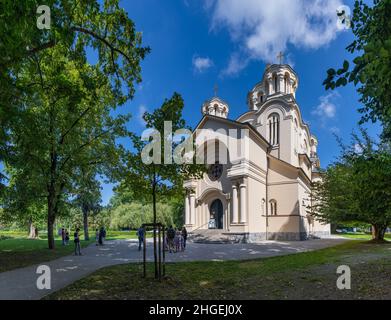 Ein Bild der Kathedrale der Heiligen Kyrill und Methodius und des umliegenden Parks in Ljubljana. Stockfoto