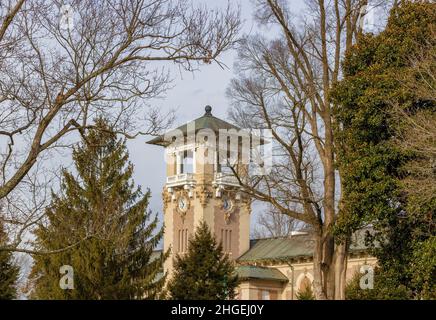 Johnson City, Tennessee, USA - 24. Dezember 2021: Clock Tower auf dem Vetrans Affair-Grundstück Stockfoto