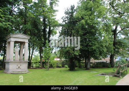 Garten des Geburtshauses von jeanne d’Arc in domrémy-la-pucelle (frankreich) Stockfoto