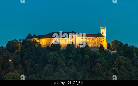 Ein Bild der Burg von Ljubljana bei Nacht. Stockfoto