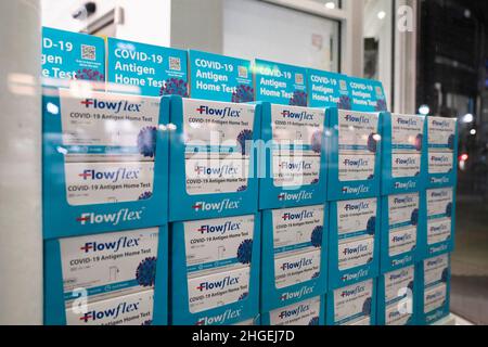 Ann Arbor, Michigan, USA. 19th Januar 2022. Flowflex COVID-19-Antigenschnelltests zu Hause säumen die Regale von Walgreens in Ann Arbor. (Bild: © Dominick Sokotoff/ZUMA Press Wire) Stockfoto
