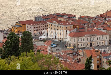 Ein Bild der Stadt Piran, neben dem Yachthafen, von oben und von weitem gesehen. Stockfoto