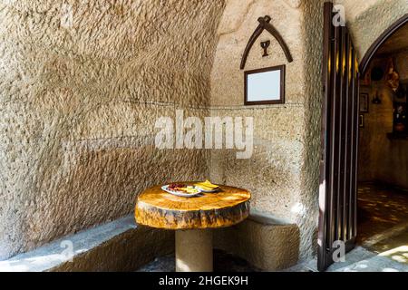 Gemischtes Fleisch gegrillt und serviert mit pommes Frites im Restaurant in der Höhle, Guayadeque Ravine, Gran Canaria, Kanarische Inseln, Spanien Stockfoto