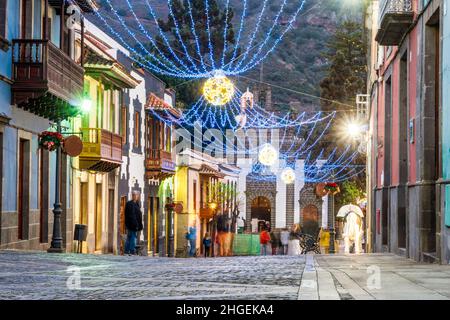 Beleuchtete Hauptstraße im historischen Teror, Gran Canaria, Kanarische Inseln, Spanien Stockfoto