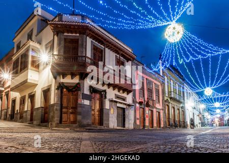 Beleuchtete Hauptstraße im historischen Teror, Gran Canaria, Kanarische Inseln, Spanien Stockfoto