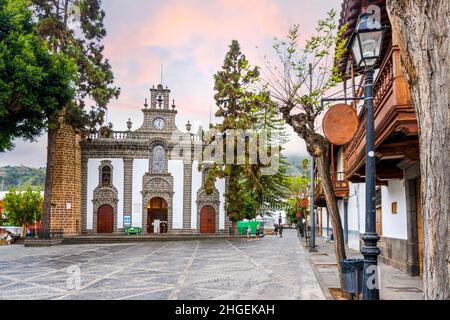 Historisches Stadtzentrum mit einer Kirche in Teror, Gran Canaria, Kanarische Inseln, Spanien Stockfoto