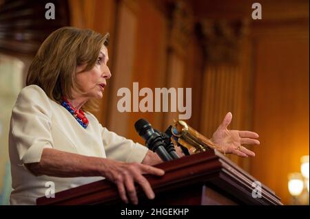 Washington, Vereinigte Staaten. 20th Januar 2022. Die Sprecherin des Repräsentantenhauses der Vereinigten Staaten, Nancy Pelosi (Demokratin von Kalifornien), diskutiert während ihrer wöchentlichen Pressekonferenz am Donnerstag, dem 20. Januar 2022, Bidens US-Kapitol in Washington, DC, über das erste Amtsjahr des Präsidenten. Kredit: Bonnie Cash/Pool via CNP/dpa/Alamy Live News Stockfoto