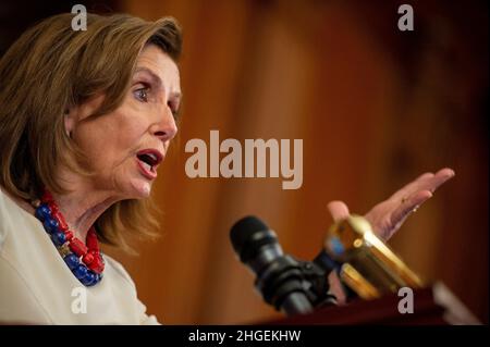 Washington, Vereinigte Staaten. 20th Januar 2022. Die Sprecherin des Repräsentantenhauses der Vereinigten Staaten, Nancy Pelosi (Demokratin von Kalifornien), diskutiert während ihrer wöchentlichen Pressekonferenz am Donnerstag, dem 20. Januar 2022, Bidens US-Kapitol in Washington, DC, über das erste Amtsjahr des Präsidenten. Kredit: Bonnie Cash/Pool via CNP/dpa/Alamy Live News Stockfoto