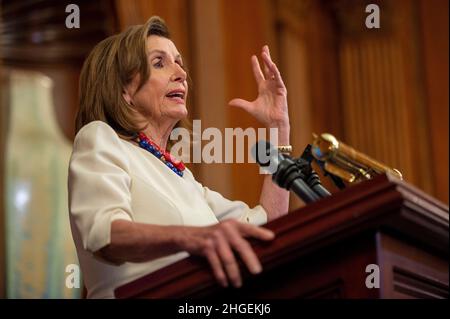 Washington, Vereinigte Staaten. 20th Januar 2022. Die Sprecherin des Repräsentantenhauses der Vereinigten Staaten, Nancy Pelosi (Demokratin von Kalifornien), diskutiert während ihrer wöchentlichen Pressekonferenz am Donnerstag, dem 20. Januar 2022, Bidens US-Kapitol in Washington, DC, über das erste Amtsjahr des Präsidenten. Kredit: Bonnie Cash/Pool via CNP/dpa/Alamy Live News Stockfoto