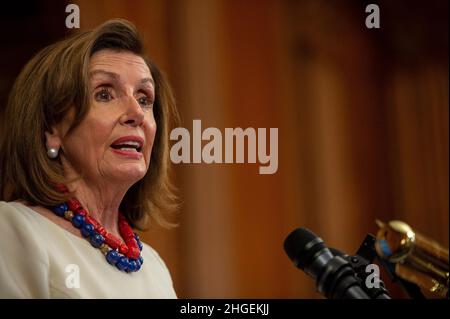 Washington, Vereinigte Staaten. 20th Januar 2022. Die Sprecherin des Repräsentantenhauses der Vereinigten Staaten, Nancy Pelosi (Demokratin von Kalifornien), diskutiert während ihrer wöchentlichen Pressekonferenz am Donnerstag, dem 20. Januar 2022, Bidens US-Kapitol in Washington, DC, über das erste Amtsjahr des Präsidenten. Kredit: Bonnie Cash/Pool via CNP/dpa/Alamy Live News Stockfoto