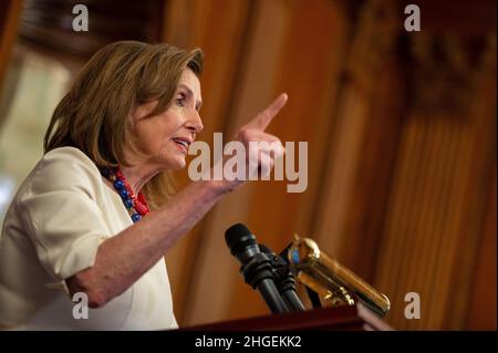 Washington, Vereinigte Staaten. 20th Januar 2022. Die Sprecherin des Repräsentantenhauses der Vereinigten Staaten, Nancy Pelosi (Demokratin von Kalifornien), diskutiert während ihrer wöchentlichen Pressekonferenz am Donnerstag, dem 20. Januar 2022, Bidens US-Kapitol in Washington, DC, über das erste Amtsjahr des Präsidenten. Kredit: Bonnie Cash/Pool via CNP/dpa/Alamy Live News Stockfoto