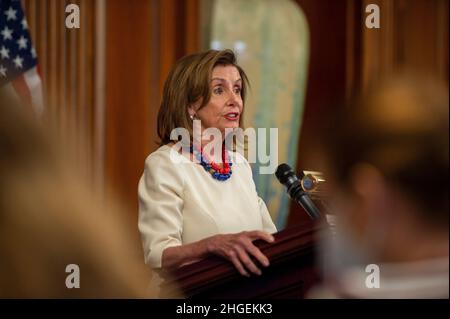 Washington, Vereinigte Staaten. 20th Januar 2022. Die Sprecherin des Repräsentantenhauses der Vereinigten Staaten, Nancy Pelosi (Demokratin von Kalifornien), diskutiert während ihrer wöchentlichen Pressekonferenz am Donnerstag, dem 20. Januar 2022, Bidens US-Kapitol in Washington, DC, über das erste Amtsjahr des Präsidenten. Kredit: Bonnie Cash/Pool via CNP/dpa/Alamy Live News Stockfoto