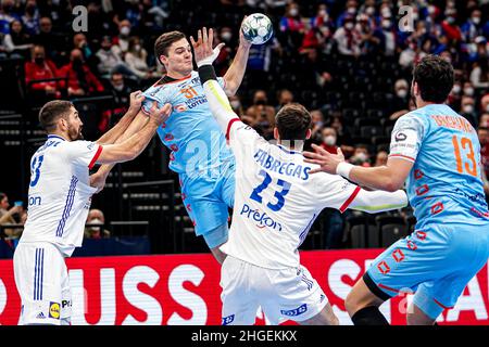 Budapest, Ungarn. 20th Januar 2022. BUDAPEST, UNGARN - 20. JANUAR: Nikola Karabatic aus Frankreich, Kay Smits aus den Niederlanden, Ludovic Fabregas aus Frankreich während des EHF Euro 2022-Gruppenspiel der Männer zwischen Frankreich und den Niederlanden am 20. Januar 2022 im MVM Dome in Budapest, Ungarn (Foto: Henk Seppen/Orange Picles) Quelle: Orange Pics BV/Alamy Live News Stockfoto