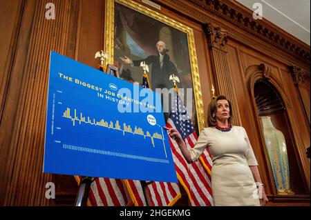 Washington, Vereinigte Staaten. 20th Januar 2022. Die Sprecherin des Repräsentantenhauses der Vereinigten Staaten, Nancy Pelosi (Demokratin von Kalifornien), diskutiert während ihrer wöchentlichen Pressekonferenz am Donnerstag, dem 20. Januar 2022, Bidens US-Kapitol in Washington, DC, über das erste Amtsjahr des Präsidenten. Kredit: Bonnie Cash/Pool via CNP/dpa/Alamy Live News Stockfoto