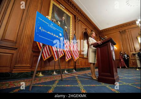 Washington, Vereinigte Staaten. 20th Januar 2022. Die Sprecherin des Repräsentantenhauses der Vereinigten Staaten, Nancy Pelosi (Demokratin von Kalifornien), diskutiert während ihrer wöchentlichen Pressekonferenz am Donnerstag, dem 20. Januar 2022, Bidens US-Kapitol in Washington, DC, über das erste Amtsjahr des Präsidenten. Kredit: Bonnie Cash/Pool via CNP/dpa/Alamy Live News Stockfoto