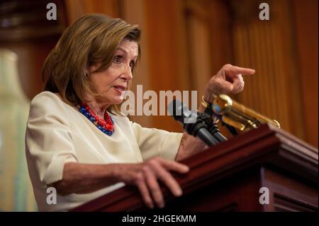 Washington, Vereinigte Staaten. 20th Januar 2022. Die Sprecherin des Repräsentantenhauses der Vereinigten Staaten, Nancy Pelosi (Demokratin von Kalifornien), diskutiert während ihrer wöchentlichen Pressekonferenz am Donnerstag, dem 20. Januar 2022, Bidens US-Kapitol in Washington, DC, über das erste Amtsjahr des Präsidenten. Kredit: Bonnie Cash/Pool via CNP/dpa/Alamy Live News Stockfoto