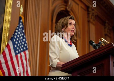 Washington, Vereinigte Staaten. 20th Januar 2022. Die Sprecherin des Repräsentantenhauses der Vereinigten Staaten, Nancy Pelosi (Demokratin von Kalifornien), diskutiert während ihrer wöchentlichen Pressekonferenz am Donnerstag, dem 20. Januar 2022, Bidens US-Kapitol in Washington, DC, über das erste Amtsjahr des Präsidenten. Kredit: Bonnie Cash/Pool via CNP/dpa/Alamy Live News Stockfoto