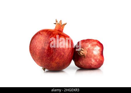 Granatäpfel. Natürliche ländliche Granatäpfel isoliert auf weißem Hintergrund. Teil des Sets. Stockfoto