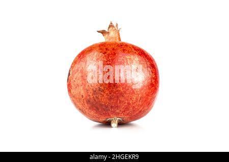 Granatapfel. Natürlicher ländlicher Granatapfel isoliert auf weißem Hintergrund. Teil des Sets. Stockfoto