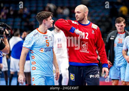 Budapest, Ungarn. 20th Januar 2022. BUDAPEST, UNGARN - 20. JANUAR: Rutger ten Velde der Niederlande, Vincent Gerard von Frankreich während des EHF-EM 2022-Gruppenspiel der Männer zwischen Frankreich und den Niederlanden am 20. Januar 2022 im MVM Dome in Budapest, Ungarn (Foto von Henk Seppen/Orange Picles) Kredit: Orange Pics BV/Alamy Live News Stockfoto