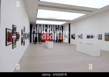 America in Crisis bringt 40 führende amerikanische Fotografen und über 120 Arbeiten zusammen, die den sozialen Wandel in den USA von den 1960s bis heute untersuchen. Organisiert von der Saatchi Gallery, wird die Ausstellung von Sophie Wright, Gregory Harris vom High Museum of Art in Atlanta und DER IN LA ansässigen Fotografin und Wissenschaftlerin Tara Pixley kuratiert. Stockfoto