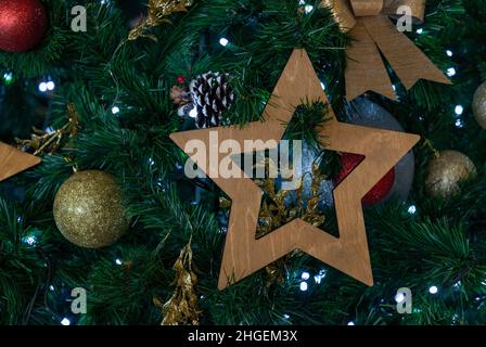 Ein Nahaufnahme Bild von Dekorationen hing an einem Weihnachtsbaum. Stockfoto