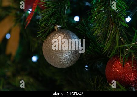 Ein Nahaufnahme Bild von Dekorationen hing an einem Weihnachtsbaum. Stockfoto