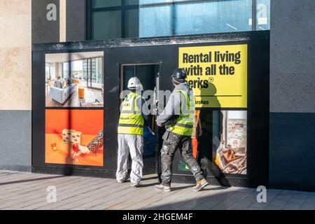 Werbung auf den Marken, einem neuen Wohnblock, Werbung für Mietwohnervergünstigungen, Victoria Square Development, Woking, Surrey, UK, Januar 2022 Stockfoto