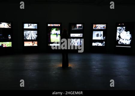 America in Crisis bringt 40 führende amerikanische Fotografen und über 120 Arbeiten zusammen, die den sozialen Wandel in den USA von den 1960s bis heute untersuchen. Organisiert von der Saatchi Gallery, wird die Ausstellung von Sophie Wright, Gregory Harris vom High Museum of Art in Atlanta und DER IN LA ansässigen Fotografin und Wissenschaftlerin Tara Pixley kuratiert. Stockfoto