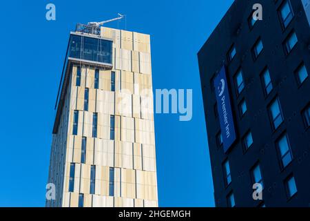 Das neue Hilton Hotel ist im Januar 2022 neben dem Premier Inn, Woking Victoria Square Development, Surrey, England, Großbritannien, fast fertig gestellt. Stockfoto