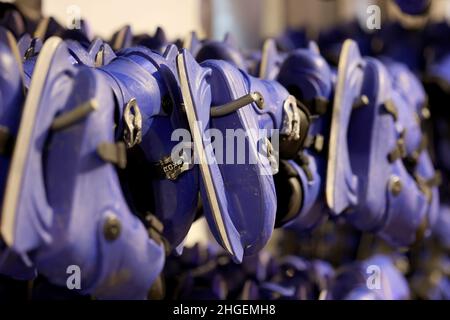 Magdeburg, Deutschland. 20th Januar 2022. Schlittschuhe hängen im Umkleidezelt der größten mobilen Außeneisbahn der Landeshauptstadt. Die 700 Quadratmeter große Eisbahn wurde heute auf dem Rasen der Mark-Festung eröffnet. Sechs Wochen lang können Winterfans nun Schlittschuhlaufen und Eisstockschießen genießen. Entsprechend der aktuellen Rechtslage gilt die 2-G-Regel mit der aktuellen Containment-Verordnung. Quelle: Peter Gercke/dpa-Zentralbild/ZB/dpa/Alamy Live News Stockfoto