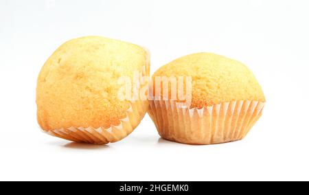 Zwei gelbe Muffin-Süßigkeiten isoliert auf weißem Hintergrund Stockfoto