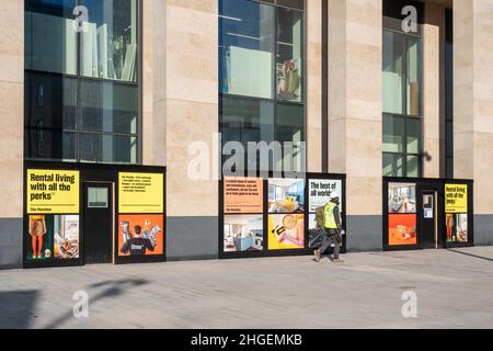 Werbung auf den Marken, einem neuen Wohnblock, Werbung für Mietwohnervergünstigungen, Victoria Square Development, Woking, Surrey, UK, Januar 2022 Stockfoto