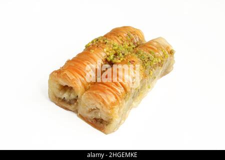 Gerollte Baklava mit Pistazien isoliert auf weißem Hintergrund. Türkische Delikatesse Stockfoto