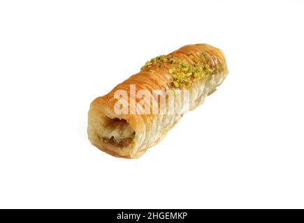 Gerollte Baklava mit Pistazien isoliert auf weißem Hintergrund. Türkische Delikatesse Stockfoto