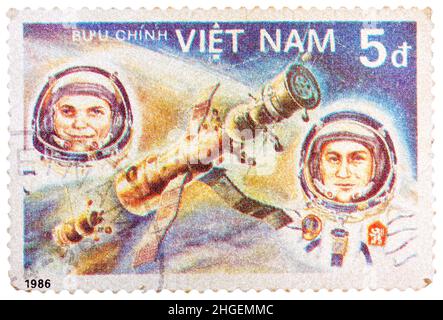 Die in Vietnam gedruckte Marke zeigt den vietnamesischen Kosmonauten Pham Tuan und den sowjetischen Kosmonauten Viktor Gorbatko Stockfoto