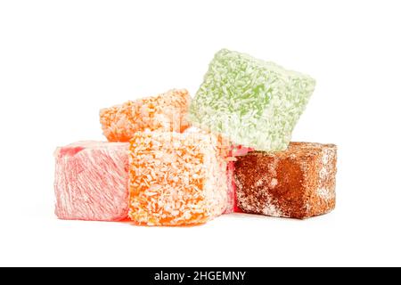 Haufen von bunten Gelee Süßigkeiten. Gelatine machte Süßigkeiten isoliert auf weißem Hintergrund Stockfoto